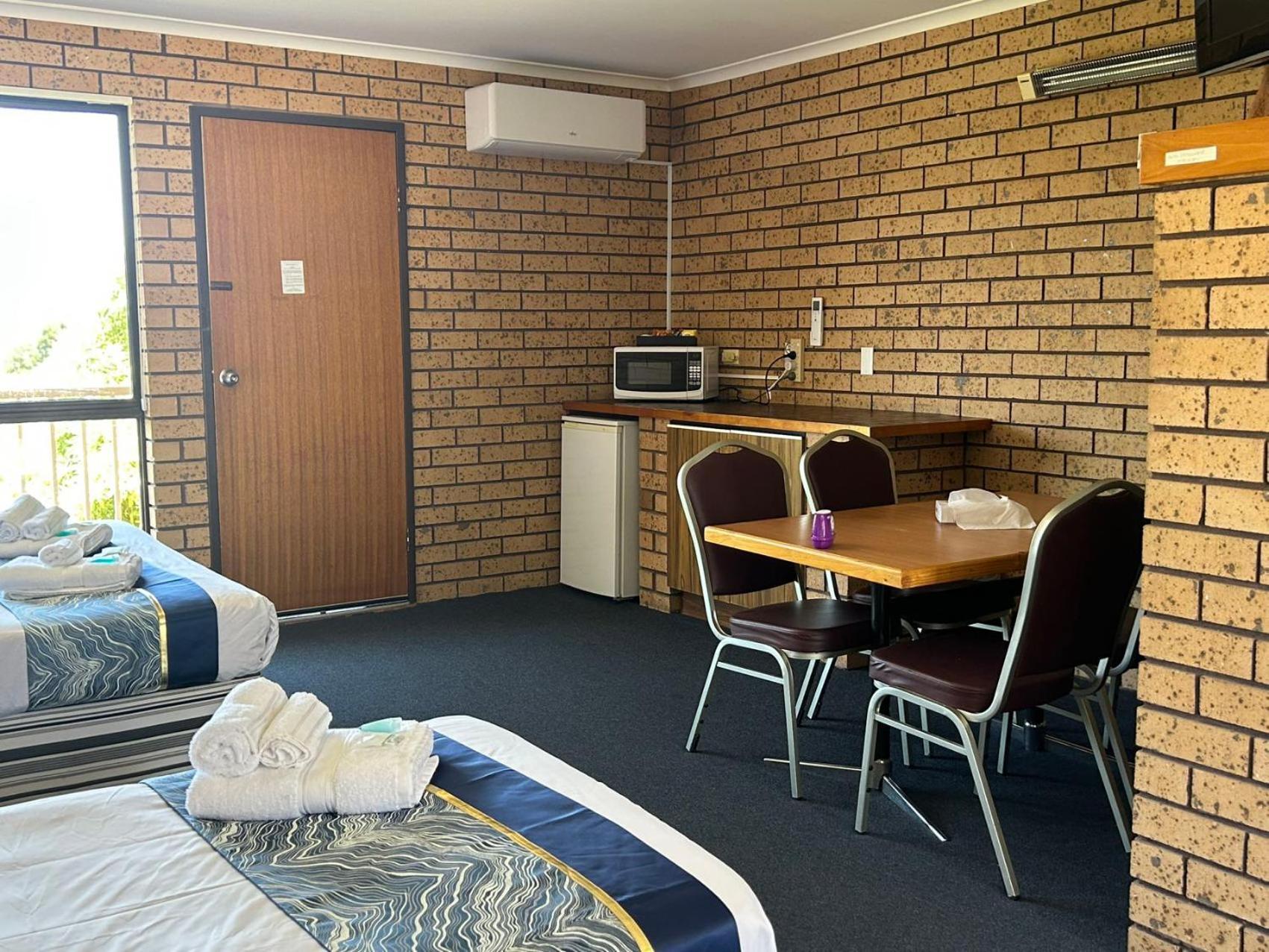 Bayview Motor 3*