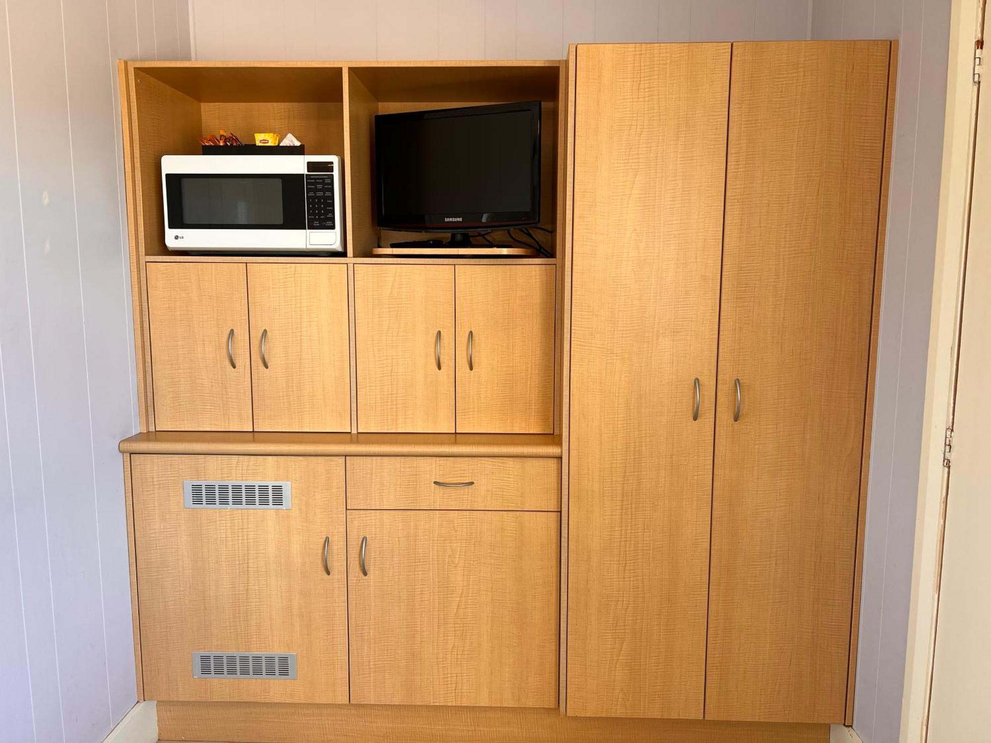 Bayview Motor 3*